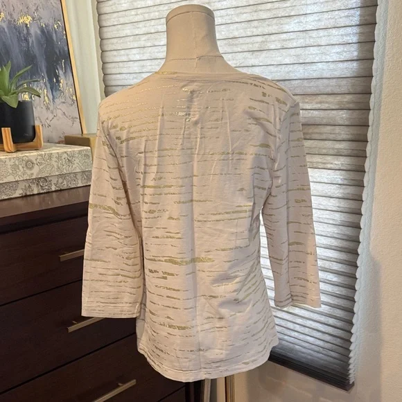 Zenergy by Chico's Cream and Gold Women's 3/4 Sleeve Top. Size 1/Med. - Picture 3 of 4